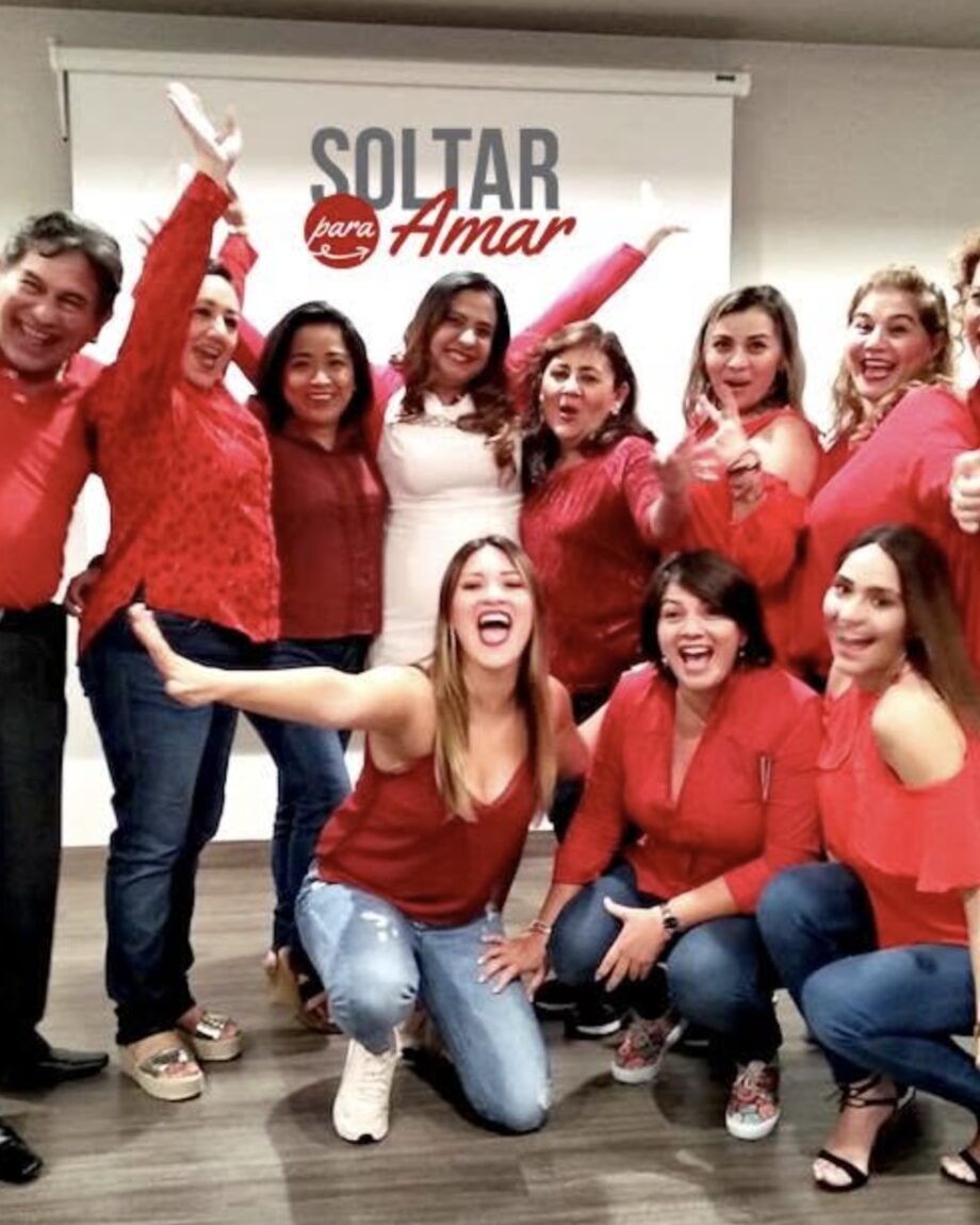 Grupo de participantes al terminar un taller de Soltar para Amar