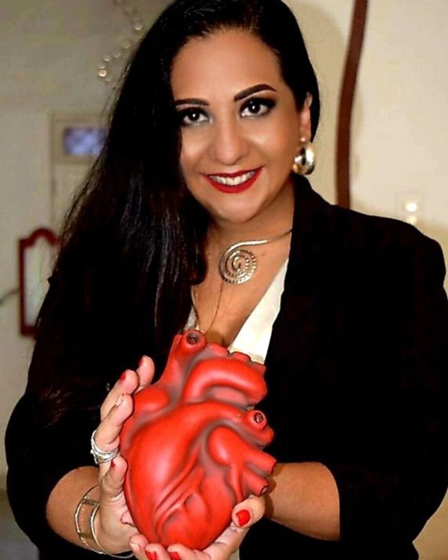 Victoria Arce sostiene un corazón rojo entre las manos