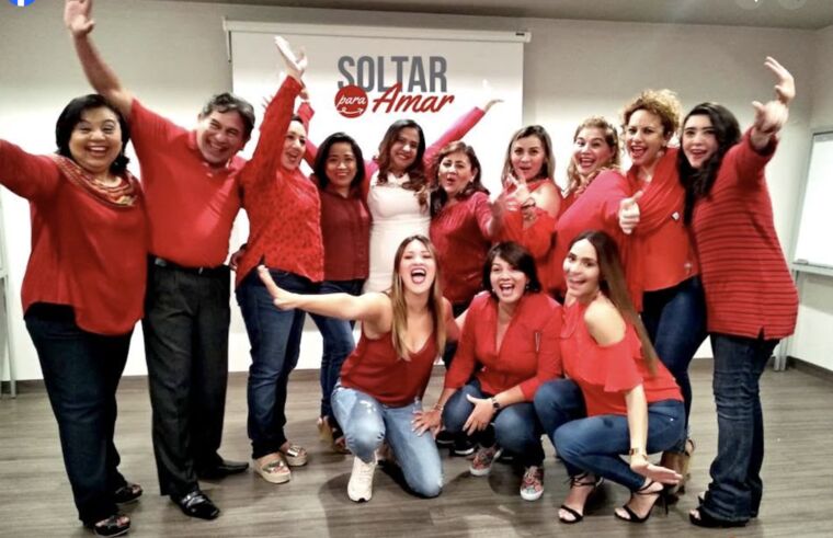 Victoria Arce facilitando un taller de Soltar para Amar